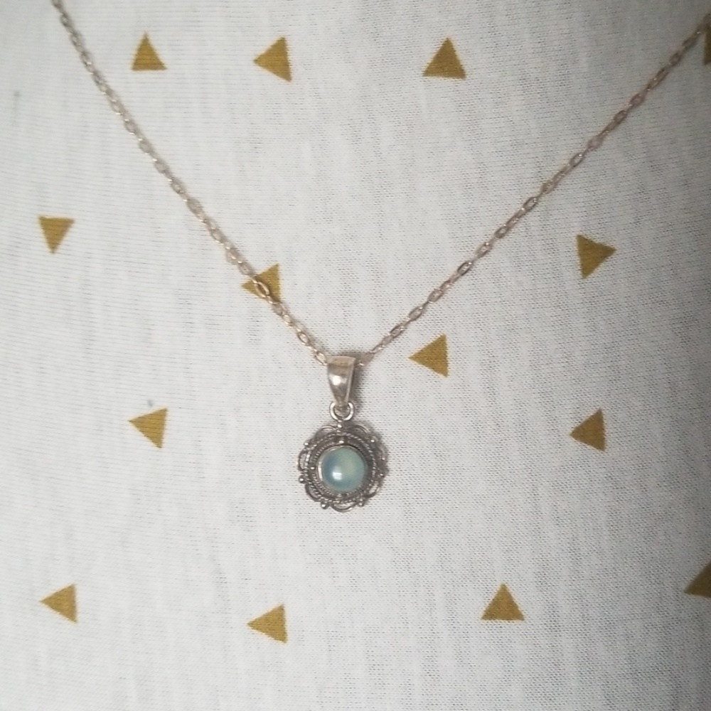 Dainty necklace with vintage inspired charm - Picture 1 of 2